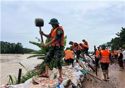 Hơn 100 cán bộ, chiến sĩ Lữ đoàn Pháo binh 382 tích cực giúp người dân thành phố Thái Nguyên khắc phục hậu quả mưa lũ